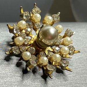 coro starburst Rhinestone & Pearl 1940’s brooch in gold tone multi tier setting